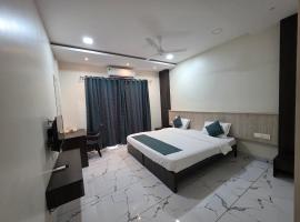 Hotel Space Comfort Inn, hotel di Karmād