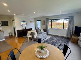 Redwood Cottage - Essential Comfort, hotel din Redwoods Valley