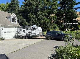 RV Stays at Handsfull Farm parking site only โรงแรมในเดอะดัลเลส