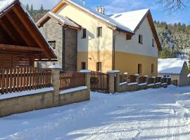Vila Pohoda Javorníky s rozľahlým pozemkom, hotel in Makov