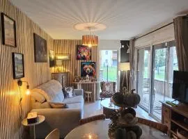 Les reflets du lac detente et nature à Genos-Loudenvieille classé 4 étoiles devant le lac avec jardin