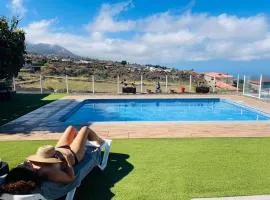 Vistas al mar, montaña y volcán