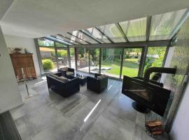 Bungalow mit großen Garten, Wintergarten und Kamin, hotel v mestu Wesel