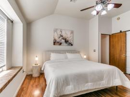 Sleek 4BR OKC Stay by StayLage, hotel en Moore