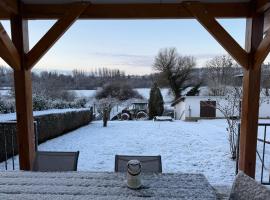 Gîte chez Julia cosy en bois avec son jardin: Azerailles şehrinde bir otel