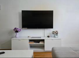 Private rooms in a shared two bedrooms apartment, hotel sa Montreal