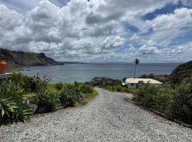 Goat-Island Beach front get-away, hotel a Leigh