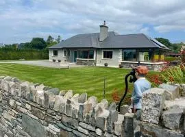 Superb bright spacious five bedroom home, 6 beds, sleeps 10-11 guest, 10 minutes from town centre