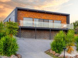 Hobart Luxury Group Retreat with Spa & Fire Pit, Sleeps 12, Hotel in Sorell