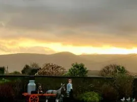 Superb large 5 bedroom home, 6 beds, sleeps 10-11 guest, with lovely mountain views