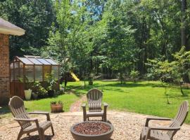 Cottage Retreat Family Pet Friendly w-Firepit, hotel in Milton