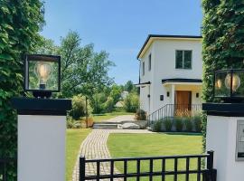 Luxury Villa by the Ocean with Cinema, Hotel in Stocksund