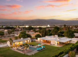 Sleeps 20 Architectural Mansion w Pool Indoor Tennis Court Game Room Starlight Estate by AvantStay, hotel v Bermuda Dunes