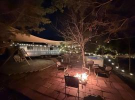 Airstream w flush toilet city water hot tub、Medicine Parkのグランピング施設