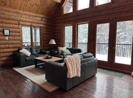 Private A-Frame Log Cabin near Tremblant With Hot tub Game Room，位于Labelle的酒店