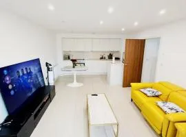 Modern 1 Bedroom Ensuite Huge Open Plan Living with Balcony 2 Bathroom