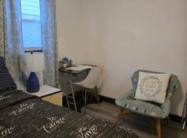 Near NYC • Private Bedroom + Wi-Fi, hotel em Fairview