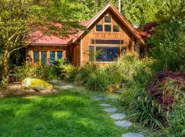 Rhythm Waters by AvantStay Garden Paradise Pond