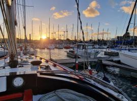 Ma Belle Lana, Voilier Familial, Superbe Vue sur Mer、シェルブール・アン・コタンタンのホテル