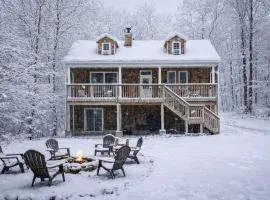 Catskill Cabin with Firepit & Indoor Jacuzzi Tub