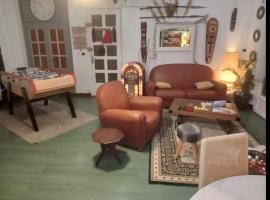 CHALET PERCHE VUE SUR LE LOIR avec SPA, hotel em Saint-Jean-Froidmentel