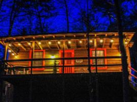 BEAR BOTTOMS Studio Wooded Twin Cabin with Hot Tub, TV, Wifi in Sevierville, Hotel in Sevierville