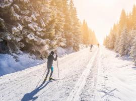 Domki Mazurskie w Ogrodach Złotej Łani Wiartel - Klimatyczne Apartamenty i Pokoje Widokowe, glamping in Wiartel