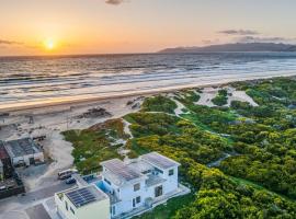 2 Oceanfront Homes w Rooftop Deck Views Steps to the Sand, hotel en Oceano
