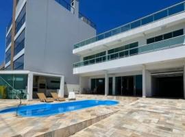 Sobrado beira-mar com piscina, Hotel in Matinhos