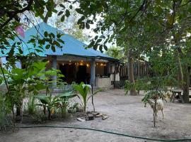 Bush Baby Compound, מלון בGunjur