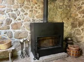 Antiguo molino con piscina y chimenea