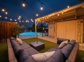 Chic Boho Retreat - Pool, Spa, Patio, Mini Golf & Arcade, Mins from Universal Studios!, hotel a Los Angeles