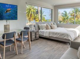 AQUA Terrazas Studio 7 - Beachfront Getaway with King Bed & Pool، فندق في دورادو