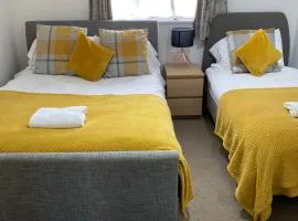 Bicester One Bedroom House Sleeps 3 - Free Parking & Garden