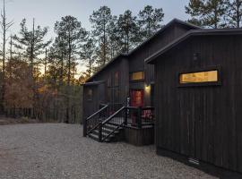 Serene mountain cabin with hot tub and 2 ensuites, Hotel in Stephens Gap