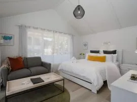 Spacious, Breezy Studio Apartment, Moments from Downtown and Beach