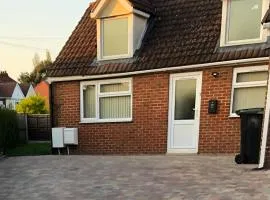 Double bedroom bungalow near Birmingham Airport, NEC & Town centres in Solihull