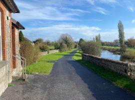 Bright and cozy apartment on Grand Canal Greenway, hotel en Daingean