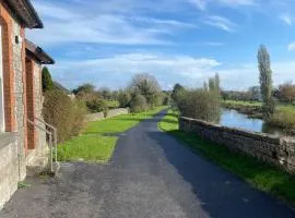 Bright and cozy apartment on Grand Canal Greenway