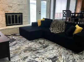 Great Edmond home, near OKC with 3 beds, Wi-fi, cold AC, and central heat, fully fenced backyard