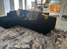 Great Edmond home, near OKC with 3 beds, Wi-fi, cold AC, and central heat, fully fenced backyard, Hotel in Edmond