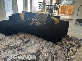 Great Edmond home, near OKC with 3 beds, Wi-fi, cold AC, and central heat, fully fenced backyard