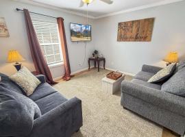 Charming Townhouse Near Lake, hotel i Guntersville