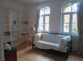 Charming house with garden and wood stove, Hotel in Natendorf