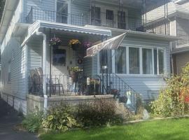 420 friendly 3 bedroom upstairs apartment, hôtel à Buffalo