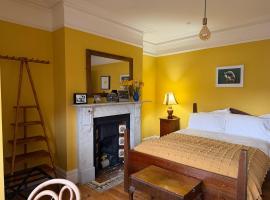 Big house, by the sea, with cats，拉姆斯蓋特的飯店