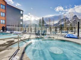 3 Bedroom with Heated Outdoor Pool and Hottub!, hotel em Canmore