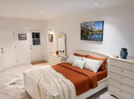 Cozy Deep Cove Retreat Near Quarry Rock Hike