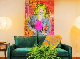 ACID WASH at DOLLYS DRIVE Wifi Grill Woods Mtns