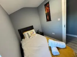 Contractor, Corporate, Leisure & Relocation Ready Home with Off road parking